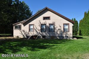 802 Estes Road Yakima, WA 98908 - Photo 24 of 26 a view of a house with a yard