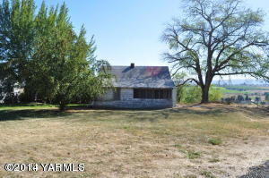 802 Estes Road Yakima, WA 98908 - Photo 25 of 26 a big yard with large trees