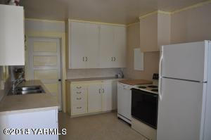 802 Estes Road Yakima, WA 98908 - Photo 6 of 26 a kitchen with a refrigerator and a sink