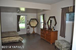 802 Estes Road Yakima, WA 98908 - Photo 8 of 26 a view of living room with furniture