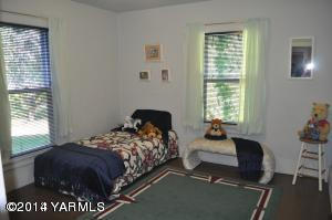 802 Estes Road Yakima, WA 98908 - Photo 9 of 26 a bedroom with a bed and a window