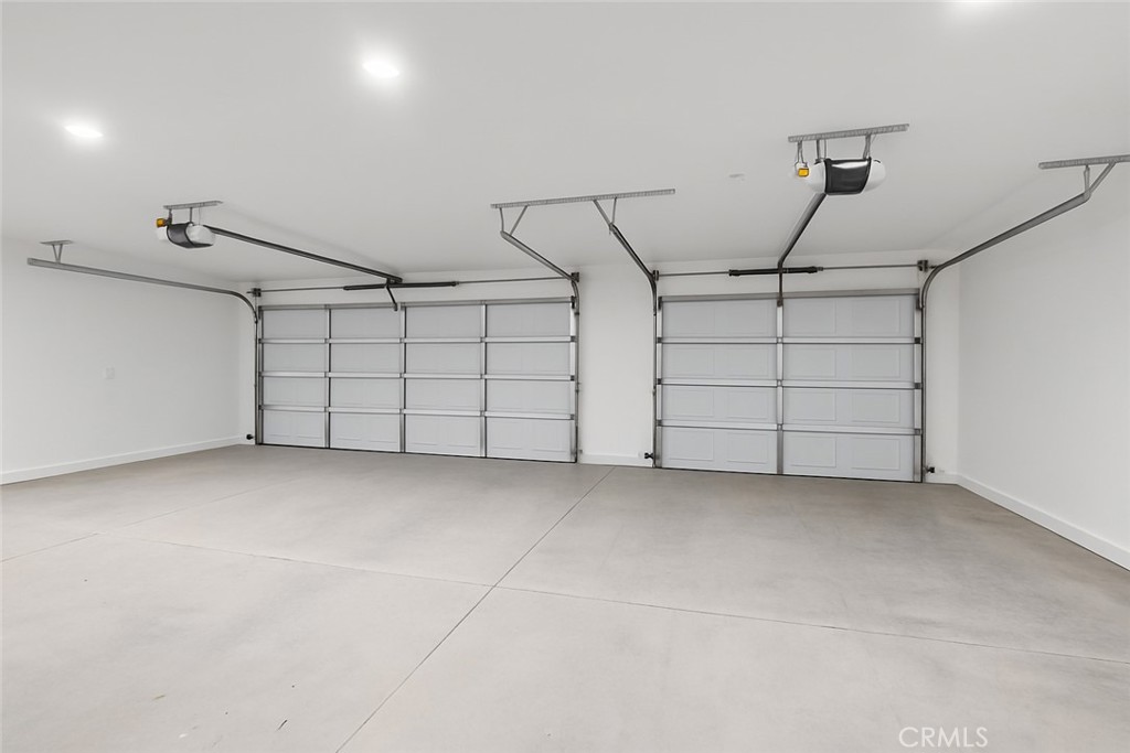24162 Shoshone Road Apple Valley, CA 92307 - Photo 26 of 40 a view of a garage
