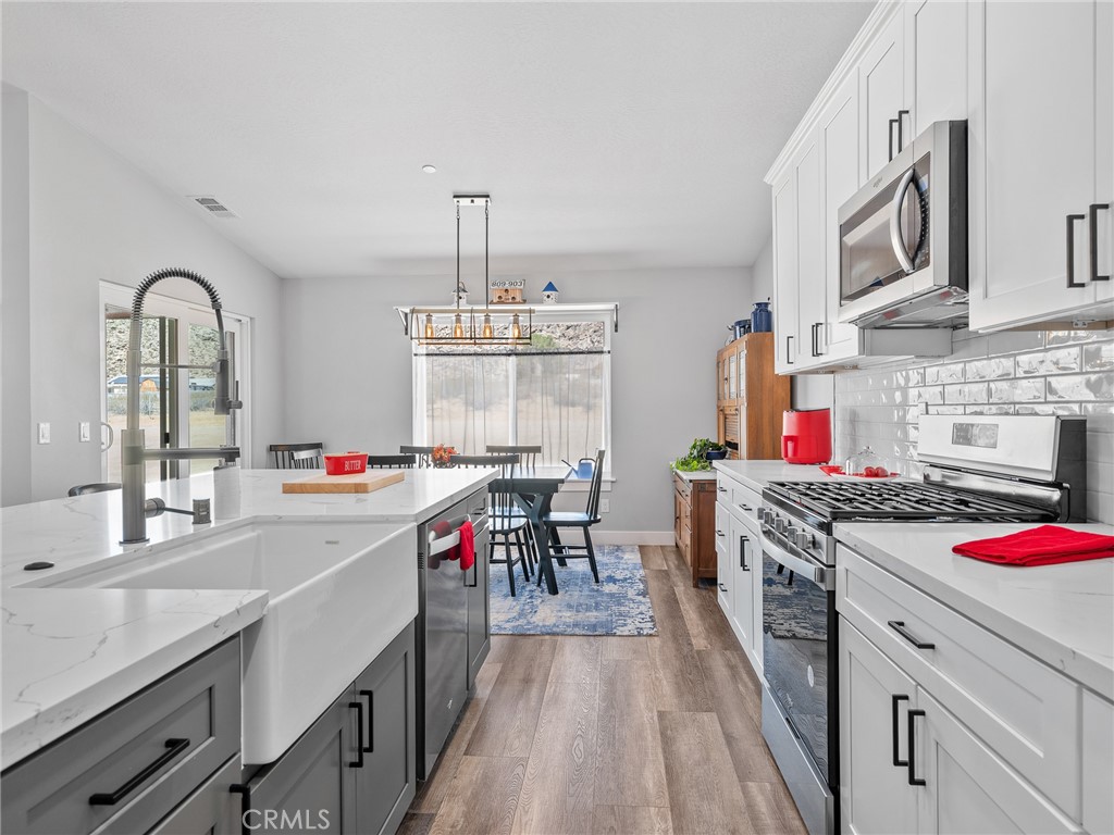 24162 Shoshone Road Apple Valley, CA 92307 - Photo 8 of 40 a kitchen that has a lot of cabinets