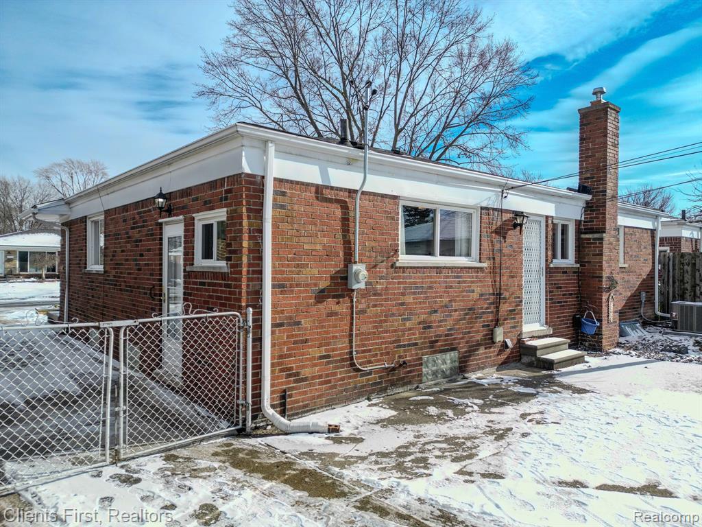 24515 Ridgecroft Avenue Eastpointe, MI 48021 - Photo 5 of 44