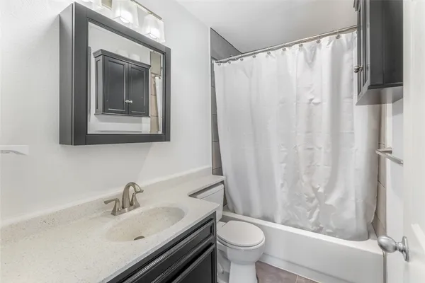 $2,300 | 1500 Woodlawn Boulevard, Unit 302, Austin, TX 78703