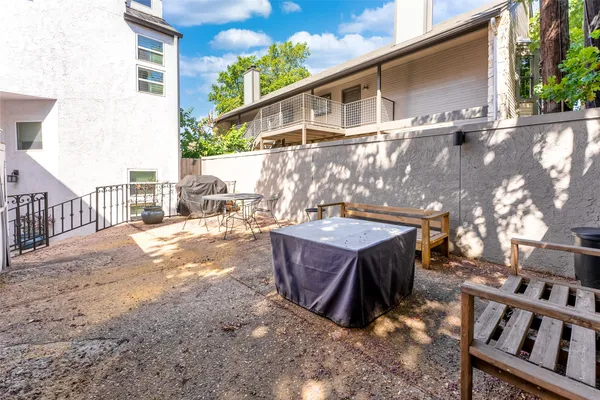 $2,300 | 1500 Woodlawn Boulevard, Unit 302, Austin, TX 78703