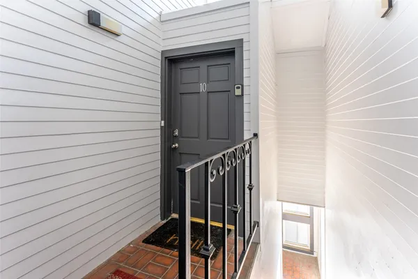 $2,300 | 1500 Woodlawn Boulevard, Unit 302, Austin, TX 78703