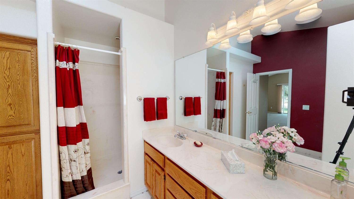 182 Starflower Way Merlin, OR 97532 - Photo 16 of 33 Master bathroom