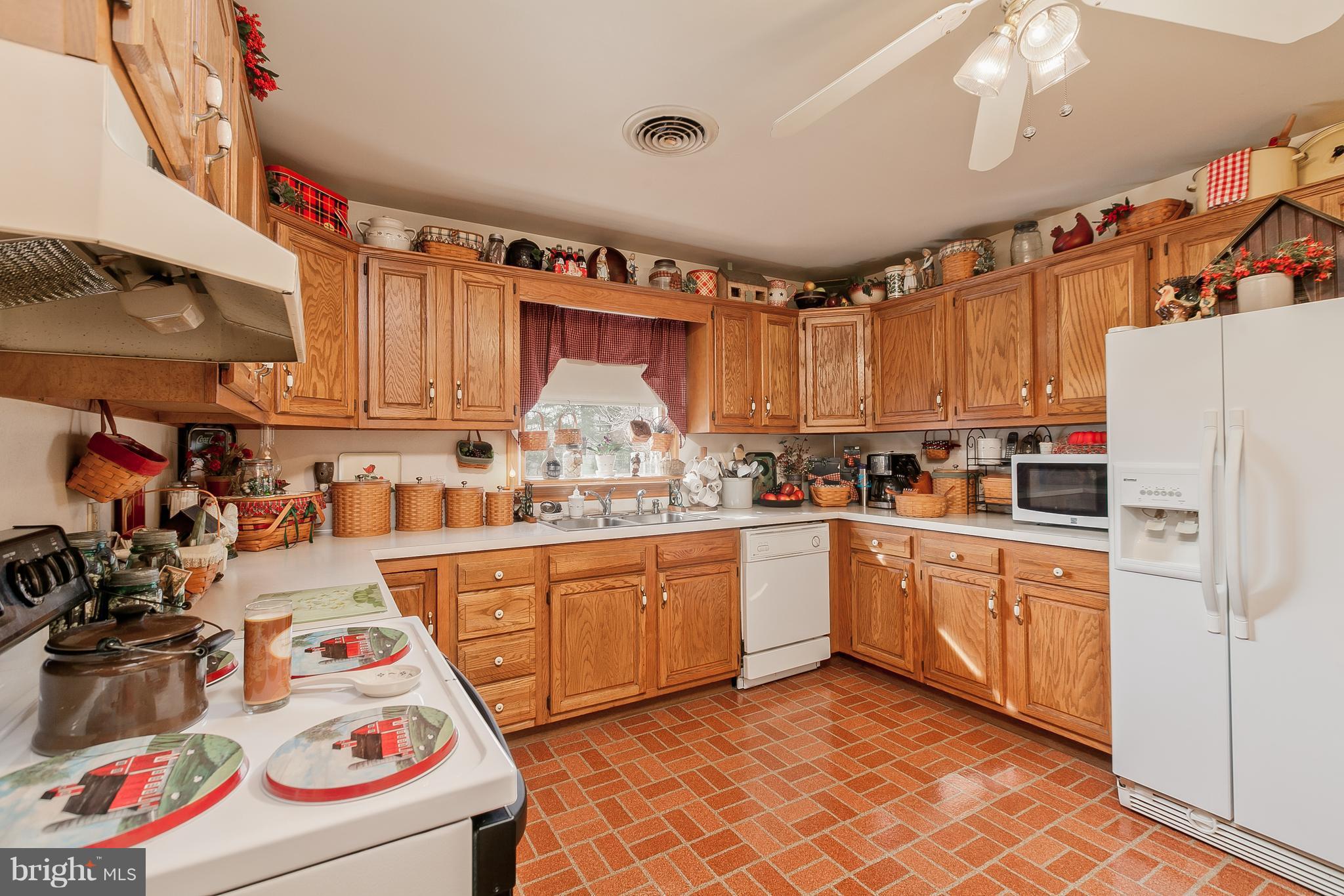 14823 Clear Spring Road Williamsport, MD 21795 - Photo 9 of 29 Kitchen