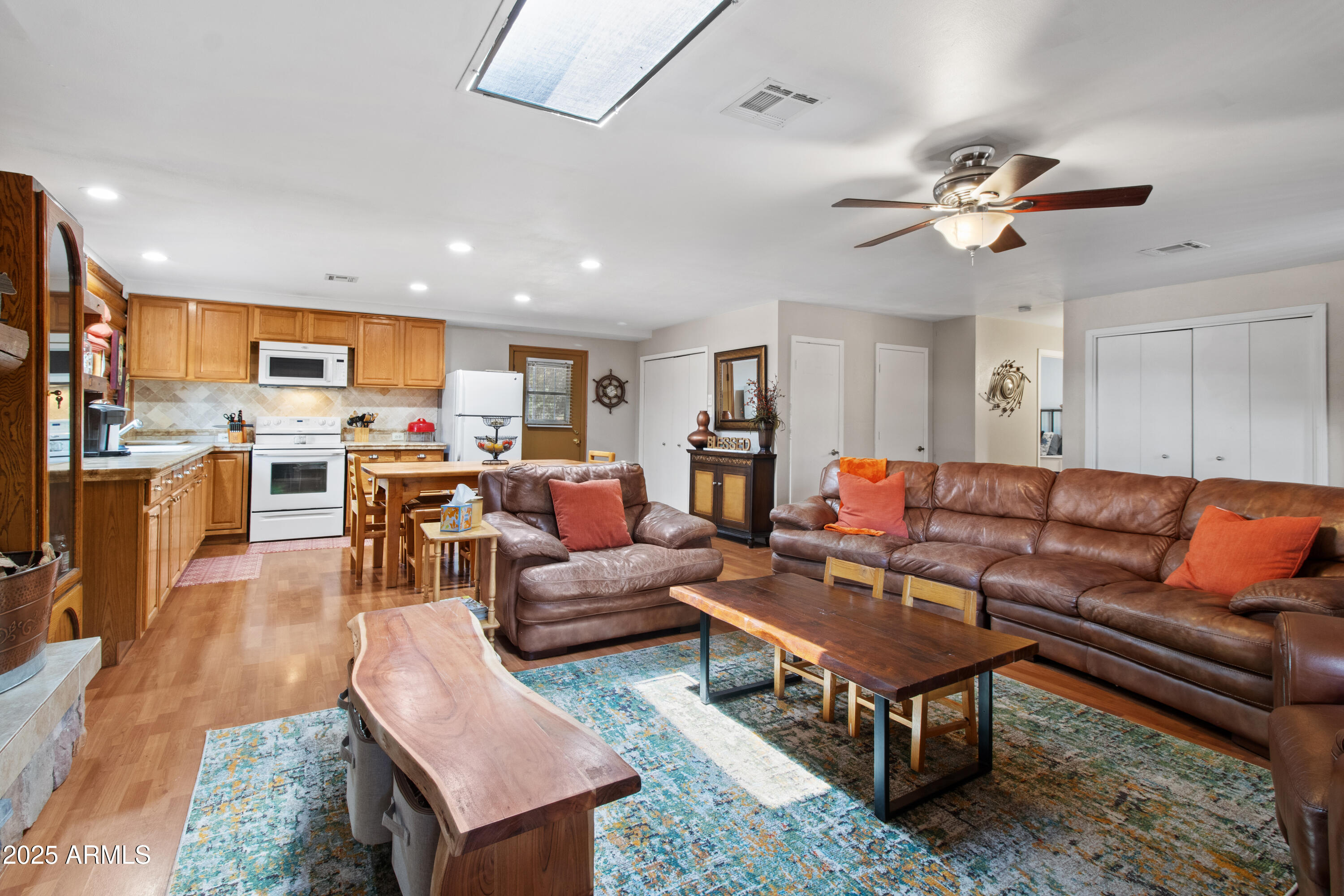 3004 Pinewood Drive Overgaard, AZ 85933 - Photo 5 of 29 Livingroom