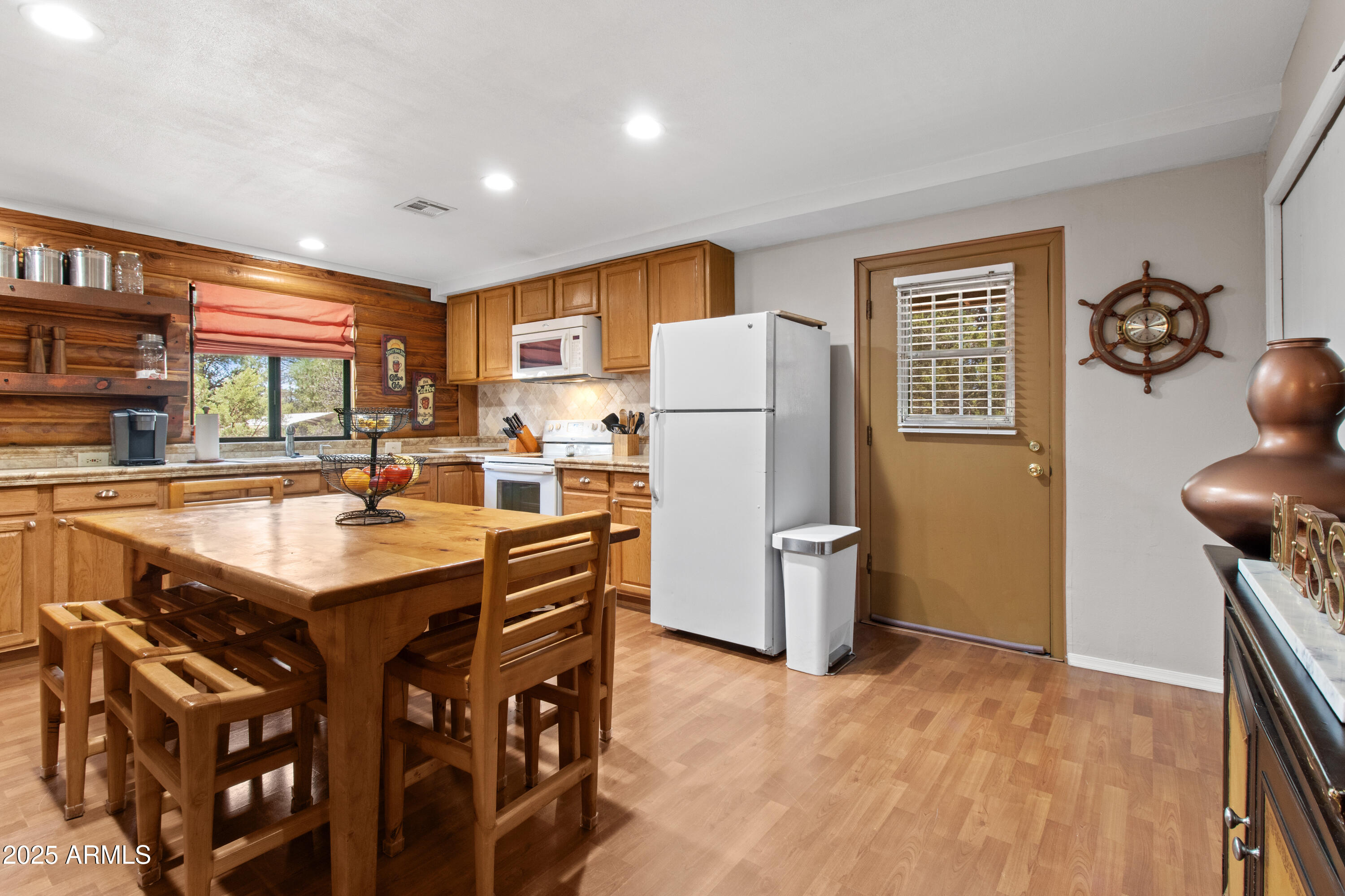 3004 Pinewood Drive Overgaard, AZ 85933 - Photo 9 of 29 Kitchen/Dining room