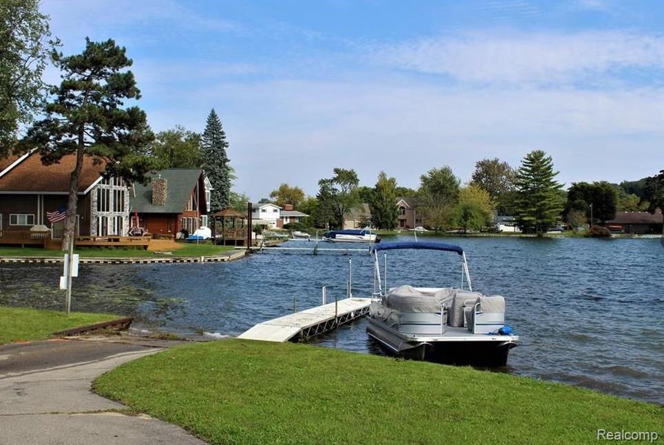 7605 Bridge Road Waterford, MI 48329 - Photo 4 of 28 Gallery Image 4