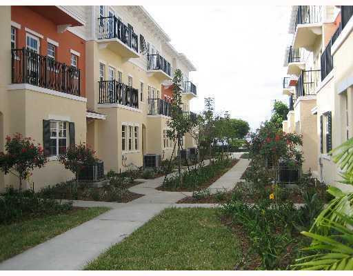 22 Southwest 6th Court, Unit 22 Pompano Beach, FL 33060 - Photo 1 of 2 Exterior Front