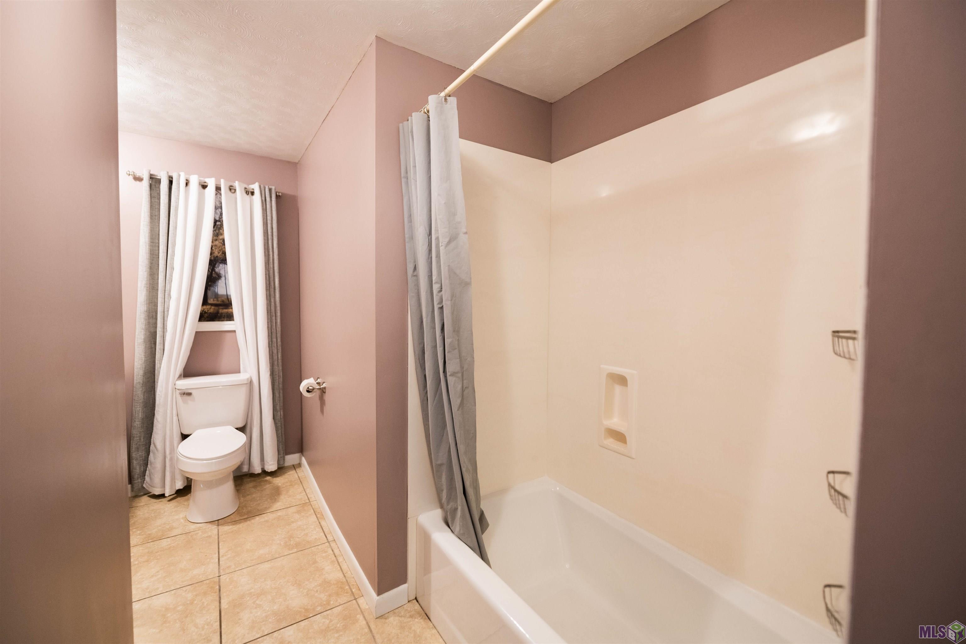 2033 Bayou Blue Road Houma, LA 70364 - Photo 15 of 31 2nd suite bath