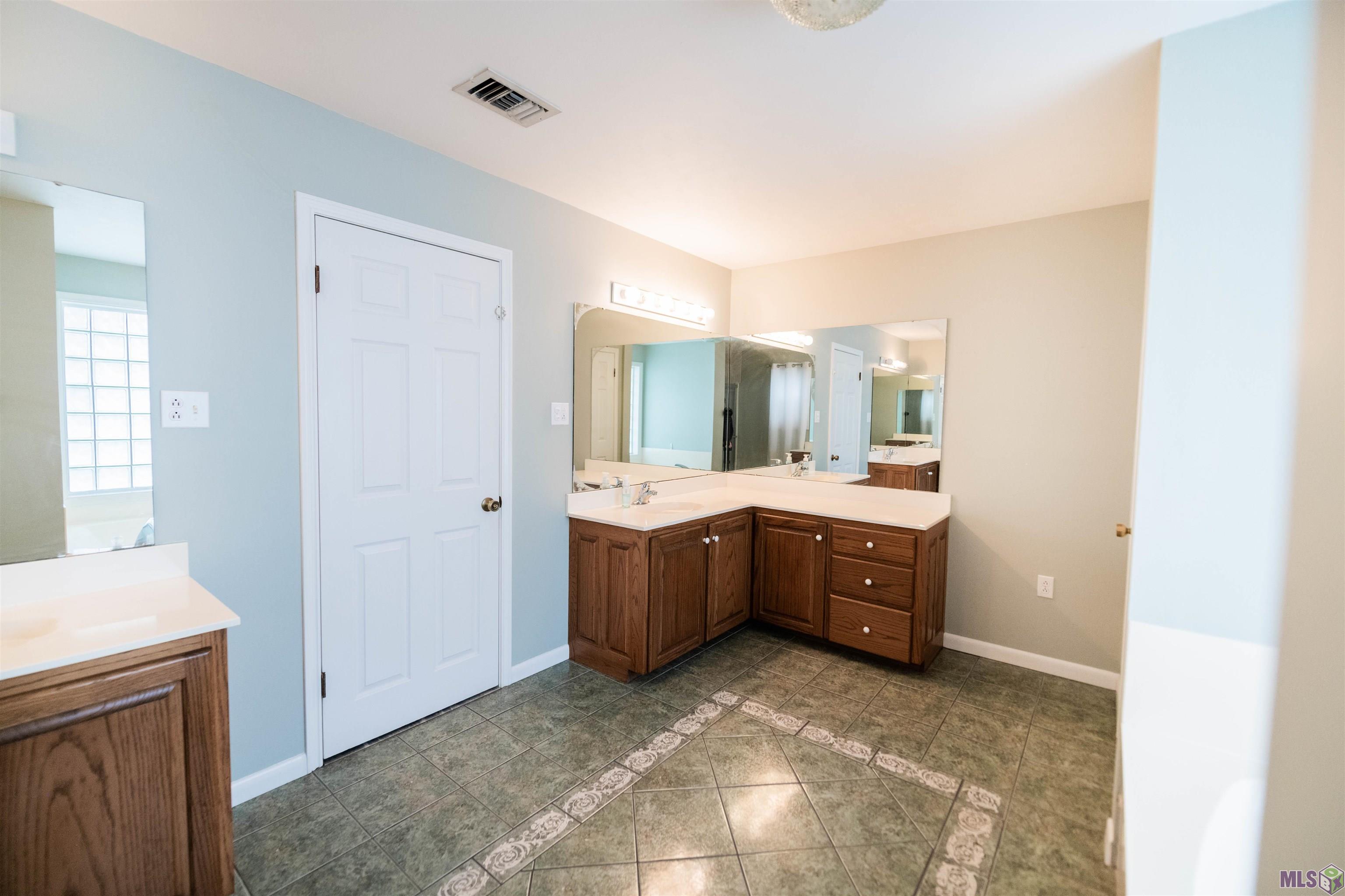 2033 Bayou Blue Road Houma, LA 70364 - Photo 10 of 31 main suite bath