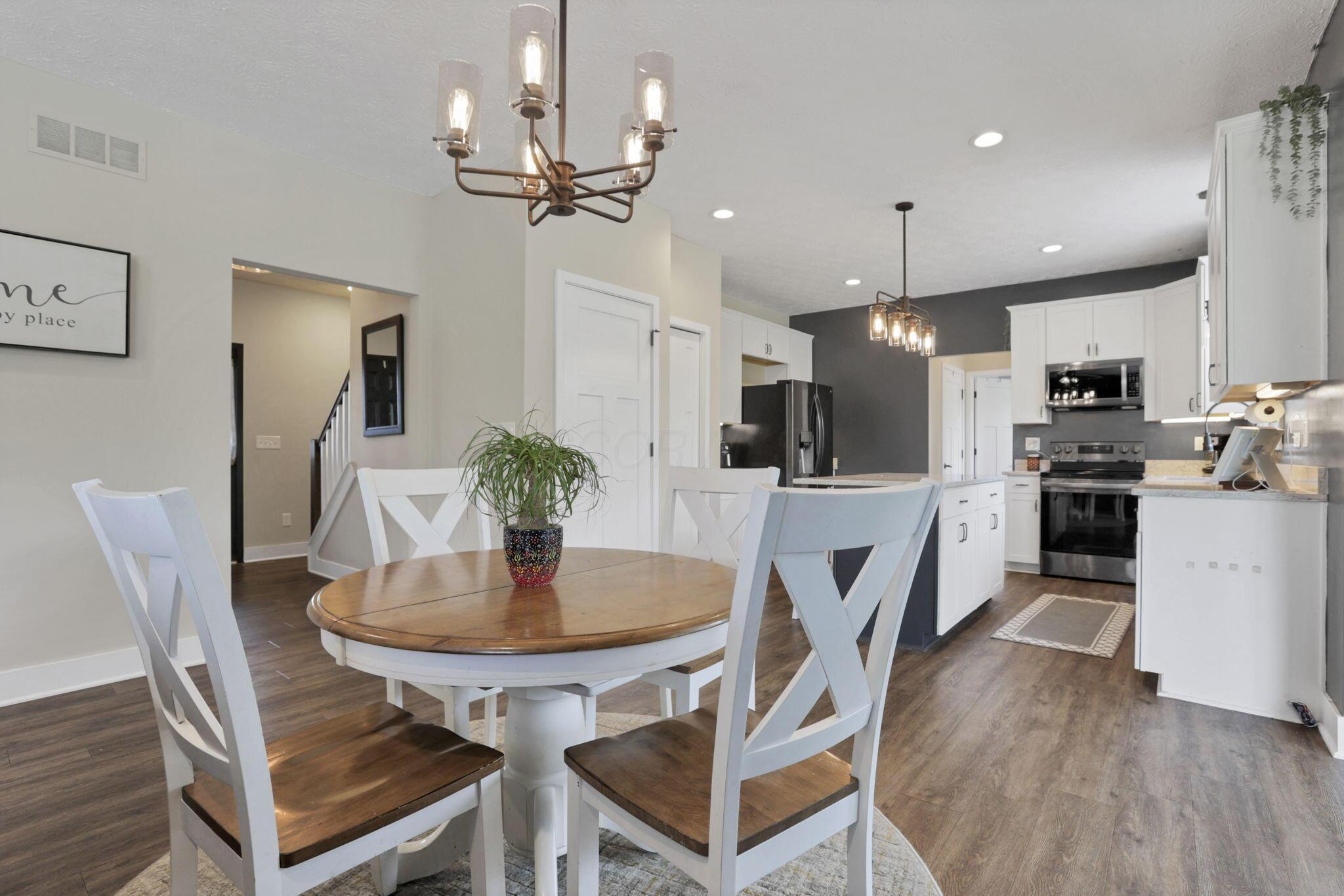 9559 Basil Road Northwest Baltimore, OH 43105 - Photo 11 of 44 Eating Space - Kitchen