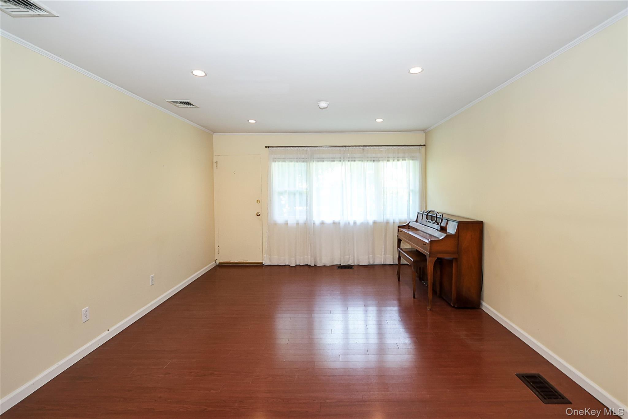 12 Ronan Road Glen Cove, NY 11542 - Photo 6 of 32