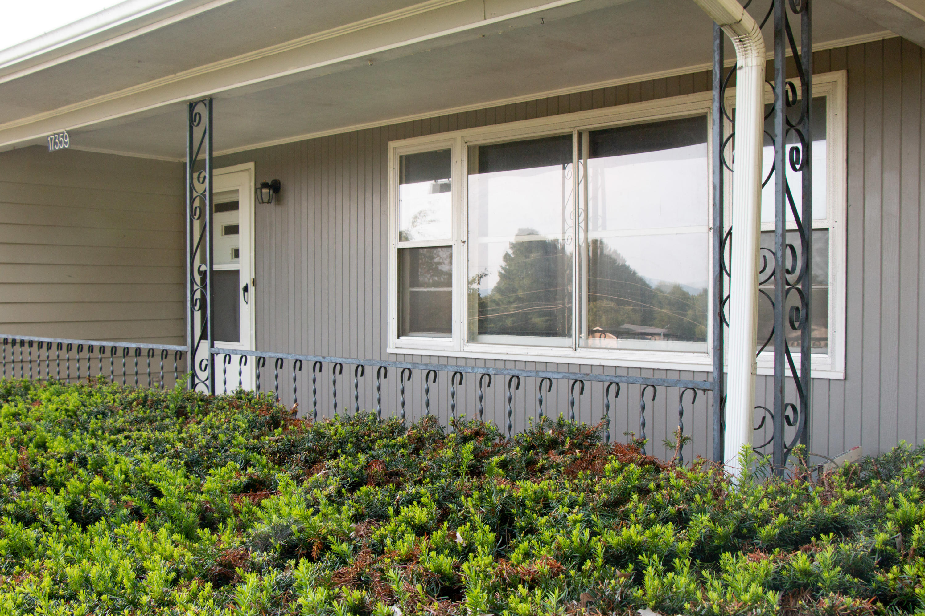 17359 Rim Road Abingdon, VA 24210 - Photo 3 of 22 Covered Front Porch