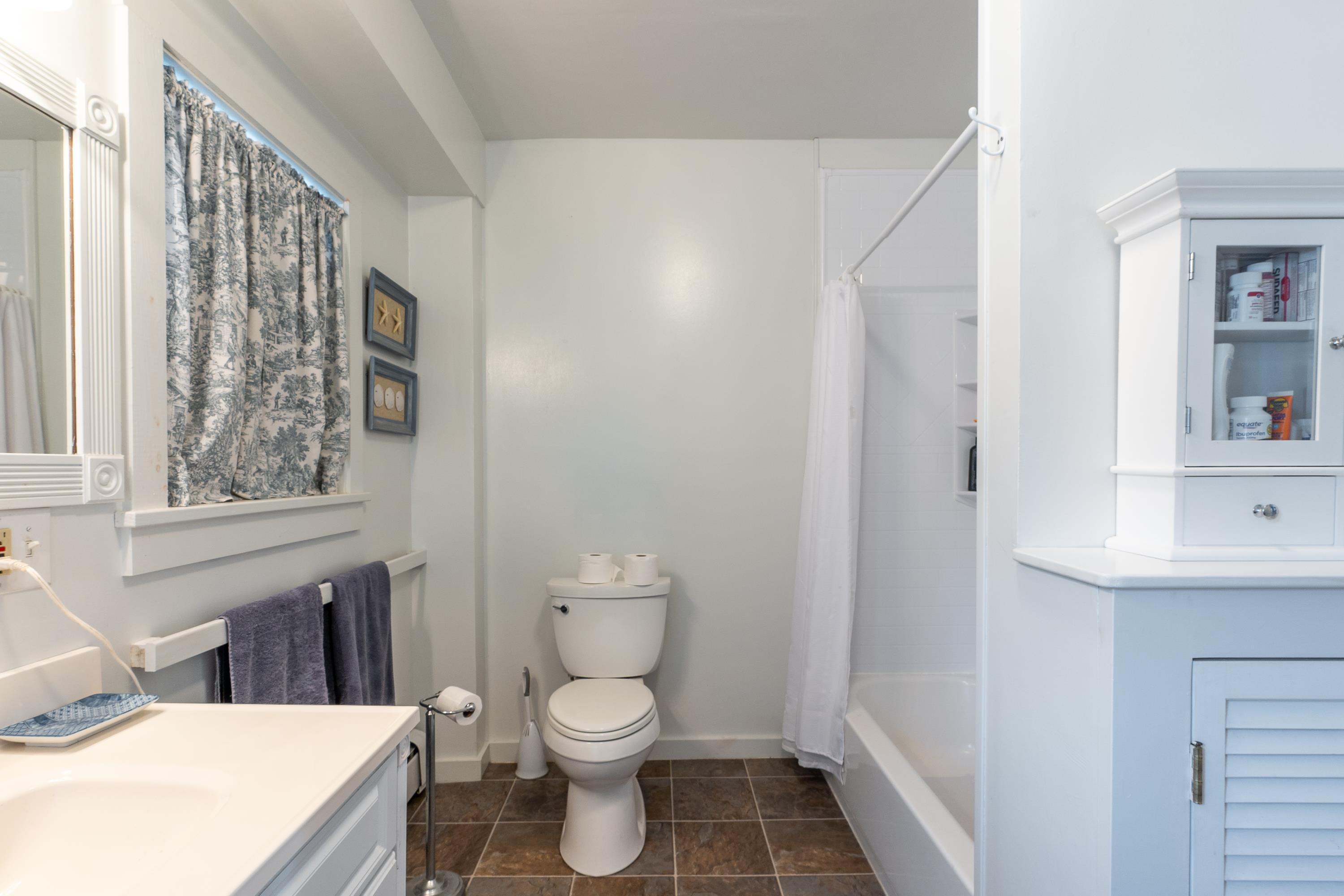 31 Bay Street Boothbay Harbor, ME 04538 - Photo 21 of 57 1st floor fll bath II