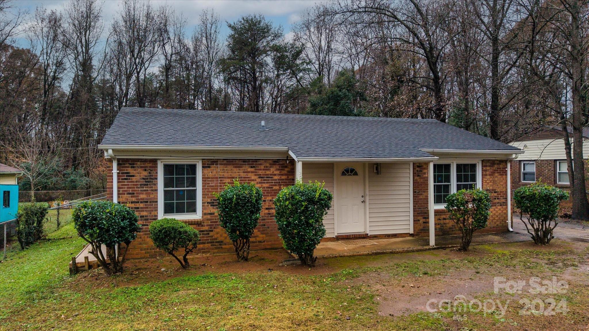 733 Milan Road East Charlotte, NC 28216 - Photo 3 of 27
