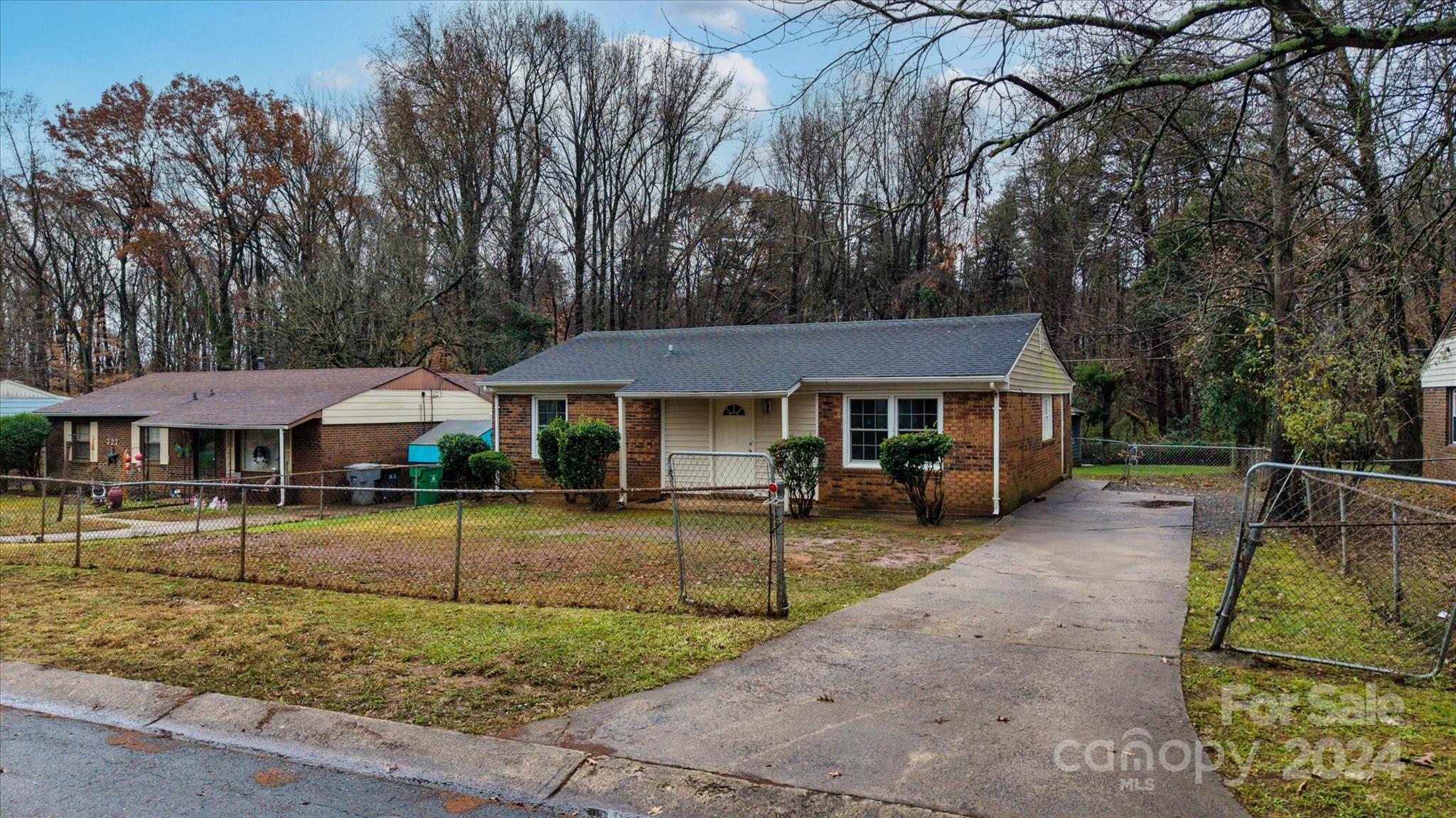 733 Milan Road East Charlotte, NC 28216 - Photo 4 of 27