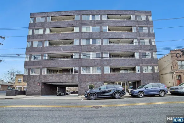 $2,450 | 364 Palisade Avenue, Unit 5E, Cliffside Park, NJ 07010