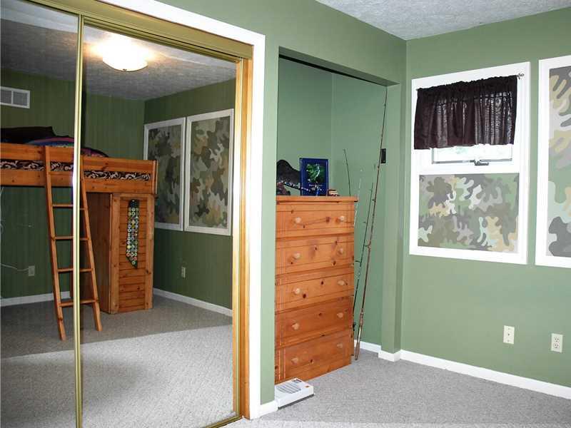 1534 Anderson Road Pittsburgh, PA 15209 - Photo 16 of 20 Bedroom. L-shaped bedroom,with a large mirrored closet.