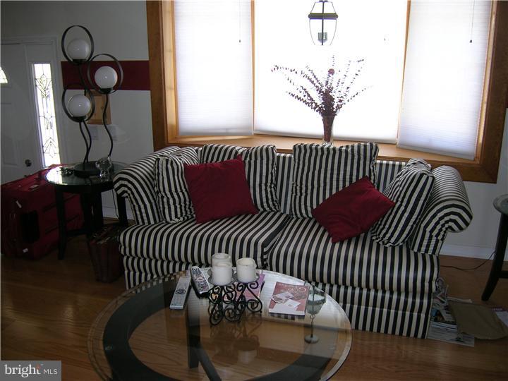 12135 Ranier Road Philadelphia, PA 19154 - Photo 3 of 12 Living Room