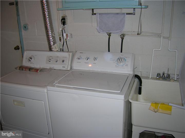 12135 Ranier Road Philadelphia, PA 19154 - Photo 10 of 12 Laundry Room