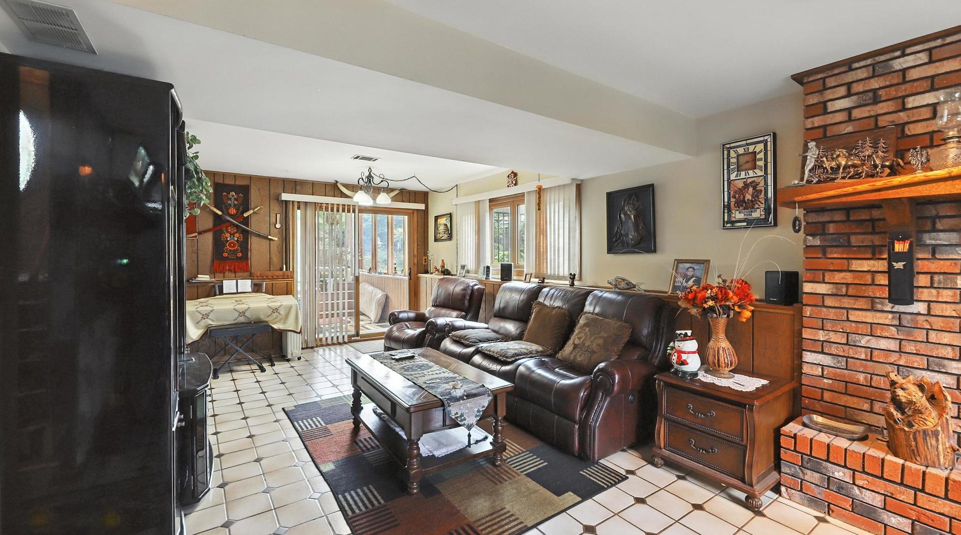 953 Surrey Road Addison, IL 60101 - Photo 14 of 21 a living room with furniture