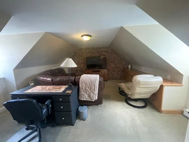 $2,100 | 69 Middle Street, Unit 4, Manchester, NH 03101