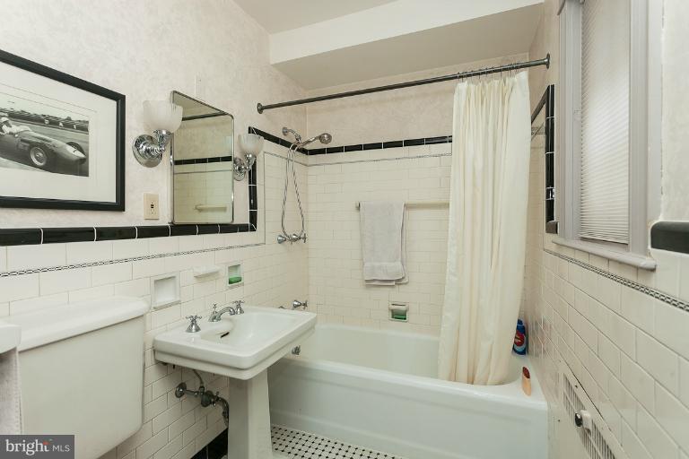 4102 Westview Road Baltimore, MD 21218 - Photo 4 of 30 Bath
