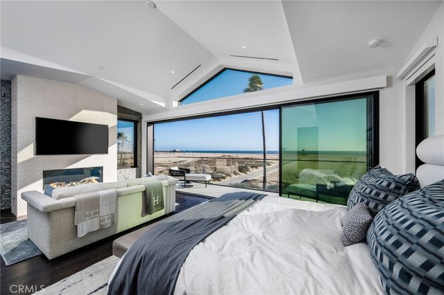 $10,995,000 | 218 East Oceanfront, Newport Beach, CA 92661