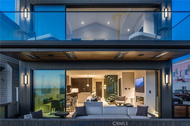 $10,995,000 | 218 East Oceanfront, Newport Beach, CA 92661