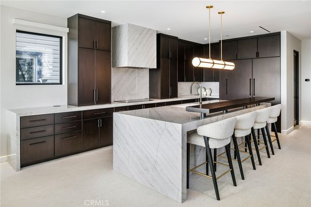 $10,995,000 | 218 East Oceanfront, Newport Beach, CA 92661