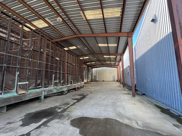 a view of a parking area