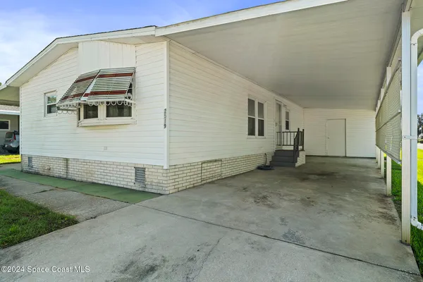 a view of a house with backyard