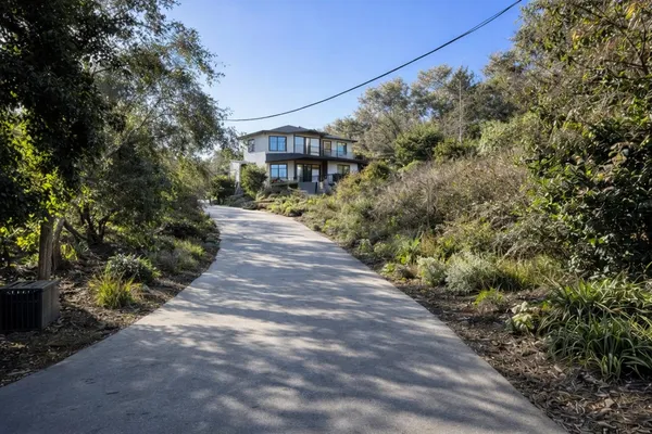 a view of a pathway with a pathway