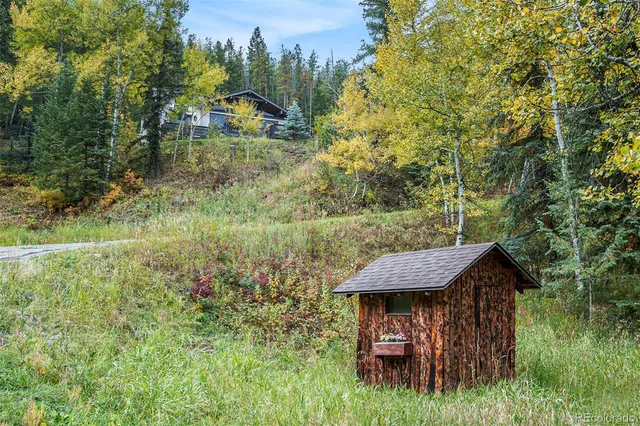 a view of a back yard of the house and green space