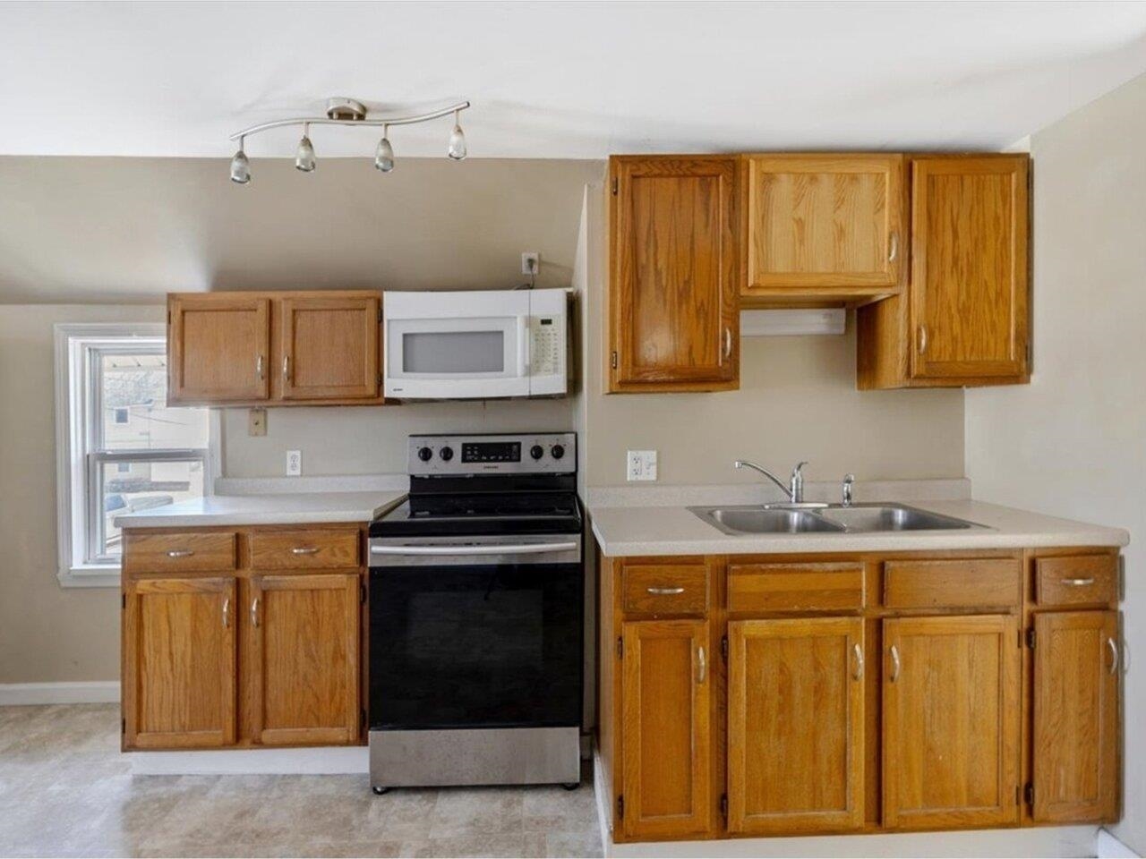 92 West Street, Unit B Winooski, VT 05404 - Photo 7 of 18