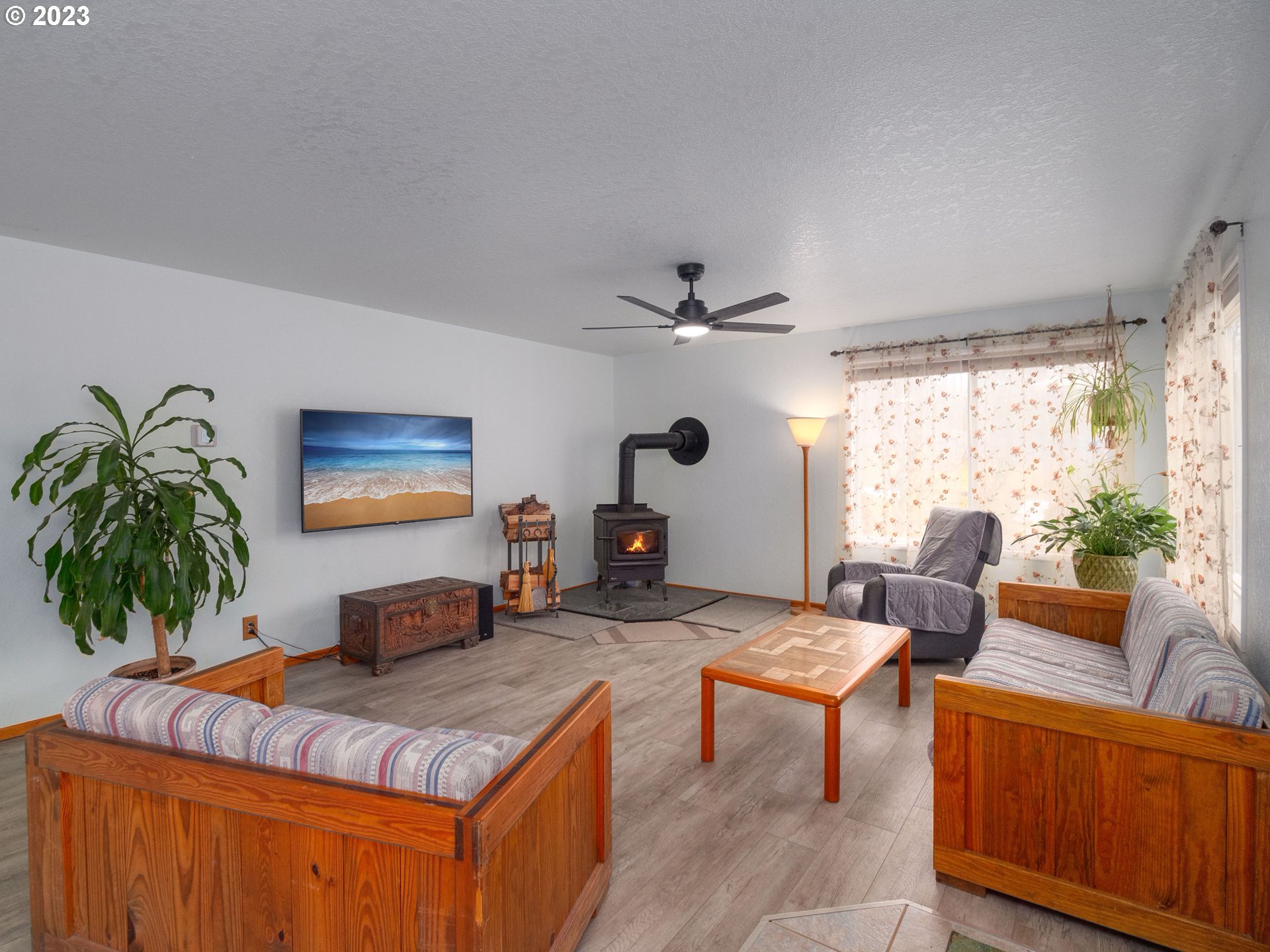 375 Porter Creek Road Winston, OR 97496 - Photo 20 of 41 Living Room