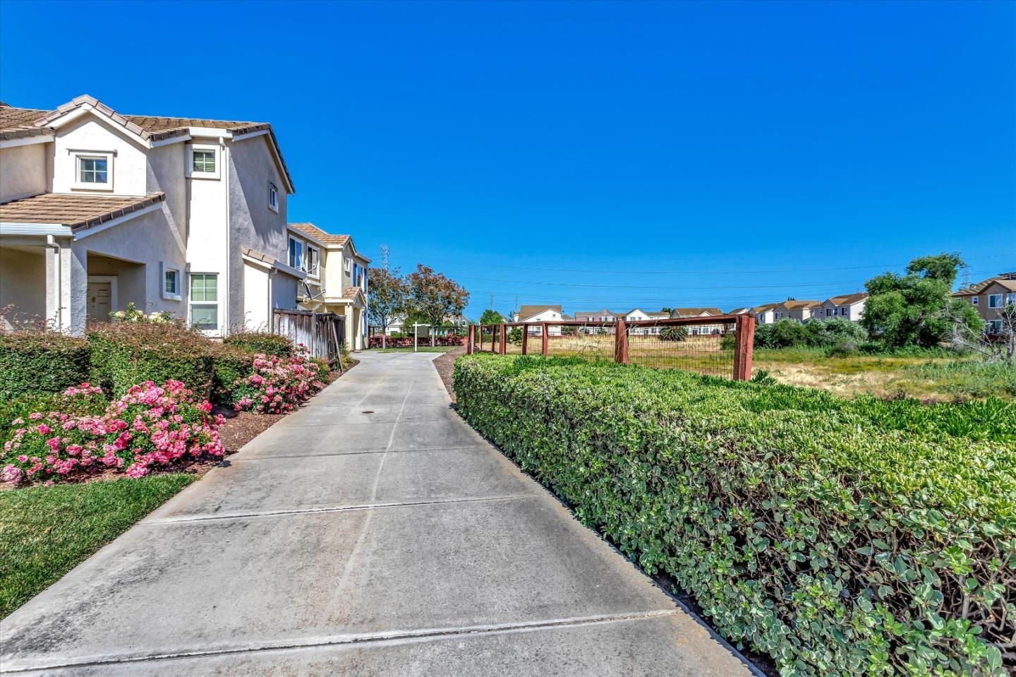 252 Comeabout Circle Pittsburg, CA 94565 - Photo 33 of 41 a view of a garden with a building in the background
