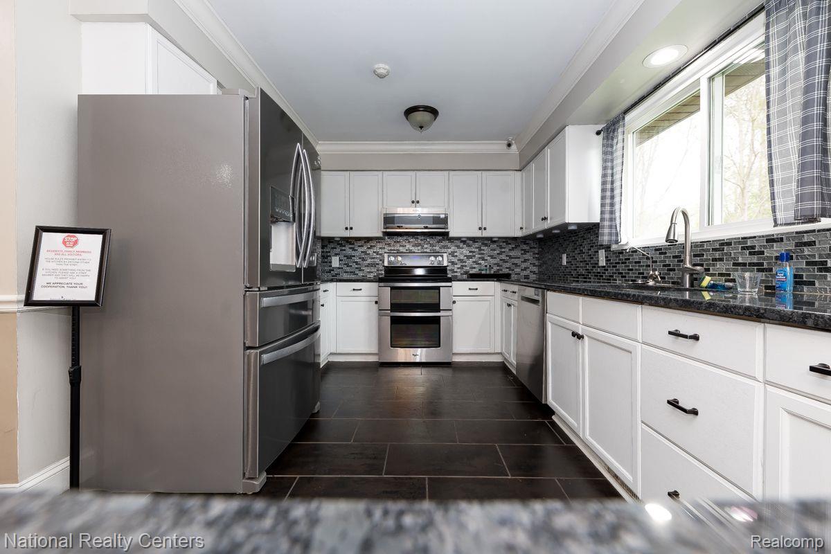 10868 Hibner Road Hartland, MI 48353 - Photo 20 of 36 Kitchen