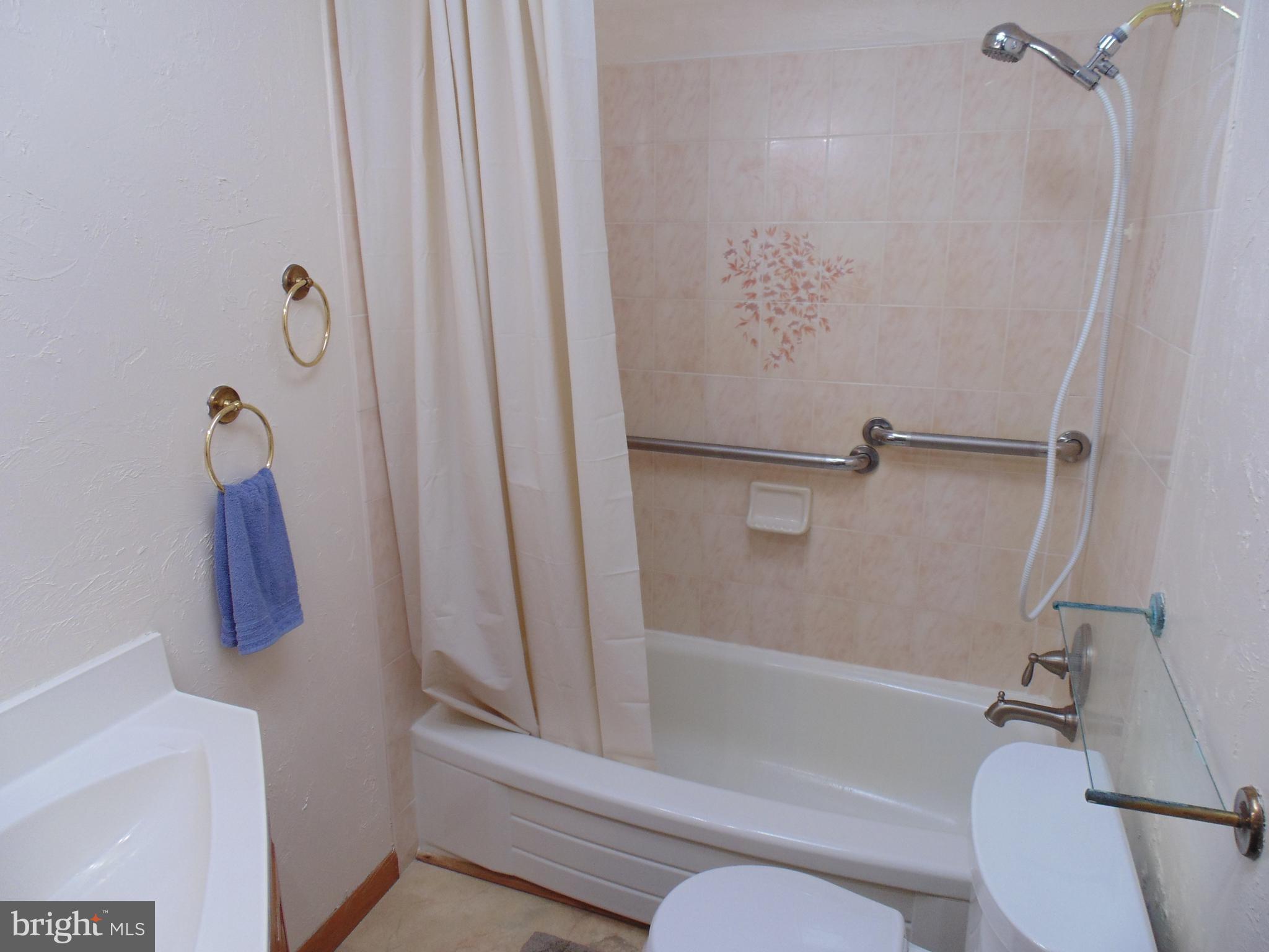 122 River Road Edgewater, MD 21037 - Photo 12 of 24 Main Level Bathroom