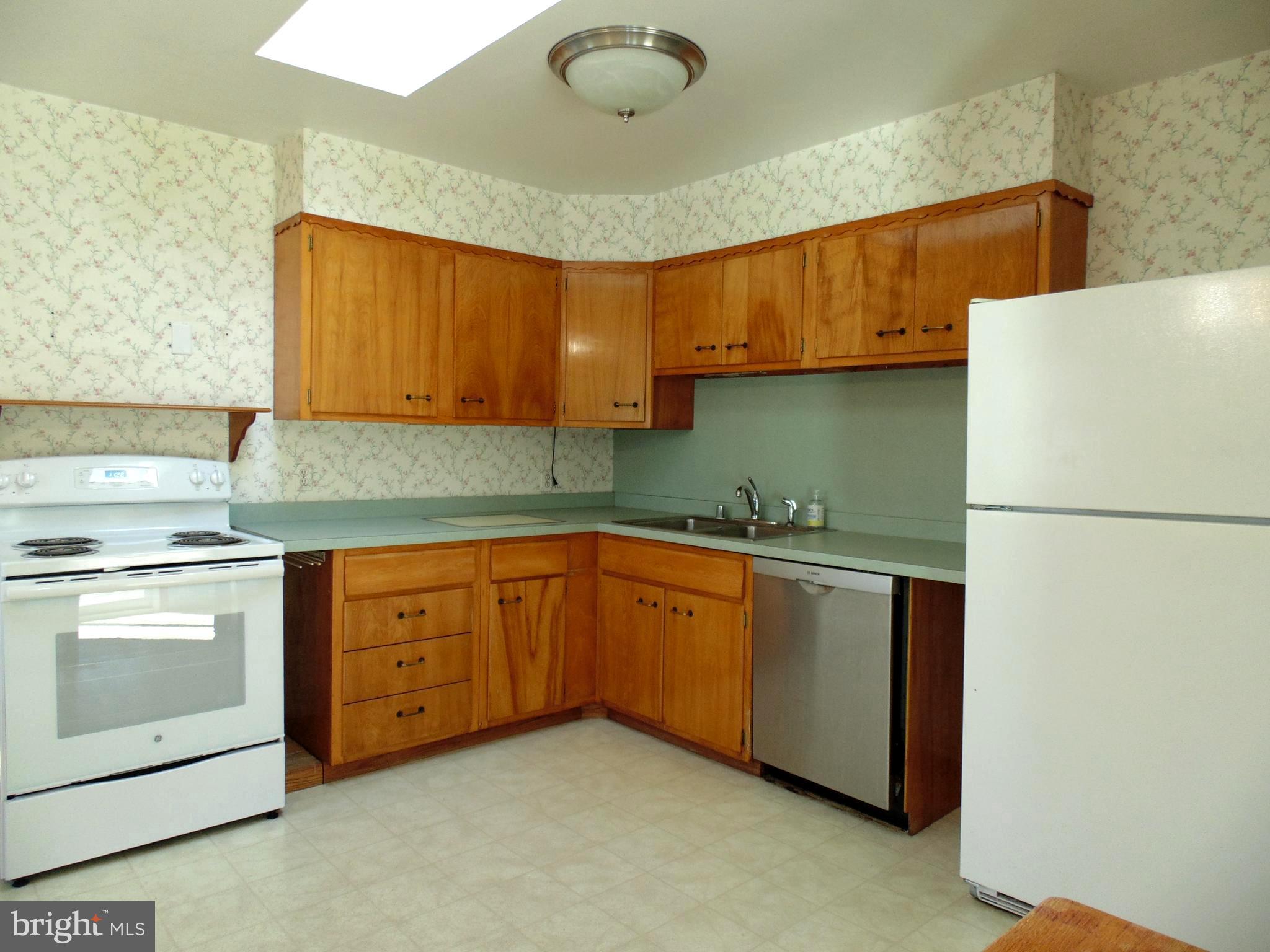 122 River Road Edgewater, MD 21037 - Photo 3 of 24 Spacious Eat-In Kitchen