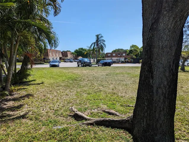 a view of a back yard