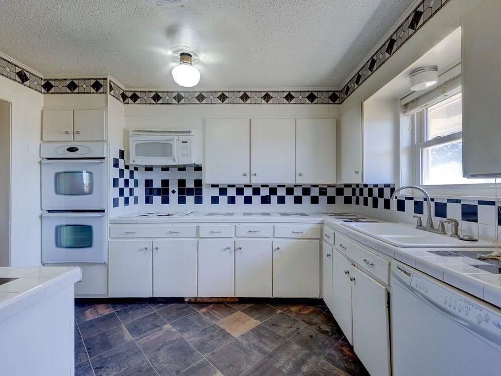 5400 Gander Slough Road Kingsbury, TX 78638 - Photo 30 of 40 a kitchen with cabinets and window