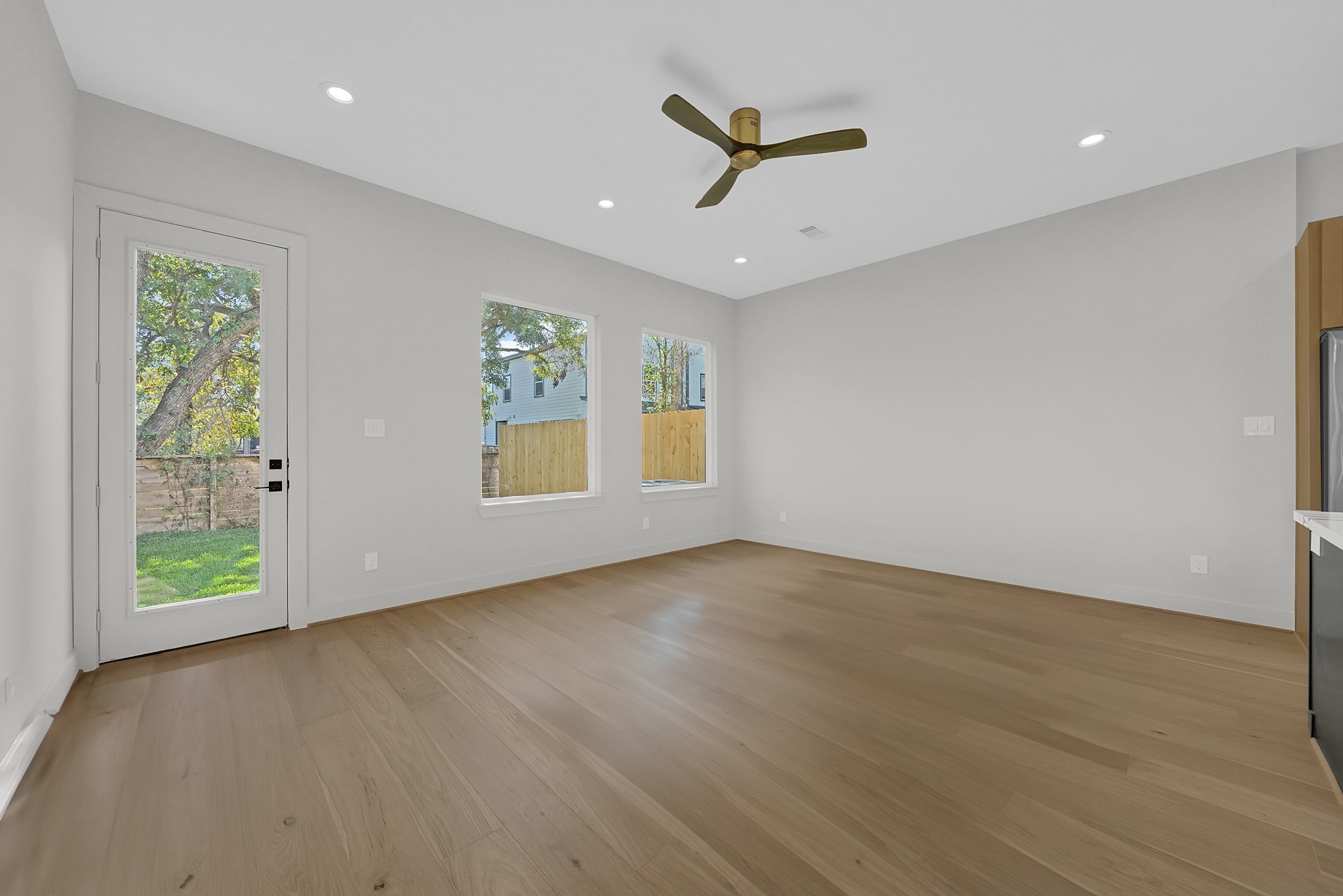 3630 Lydia Street Houston, TX 77021 - Photo 13 of 27 an empty room with windows and ceiling fan