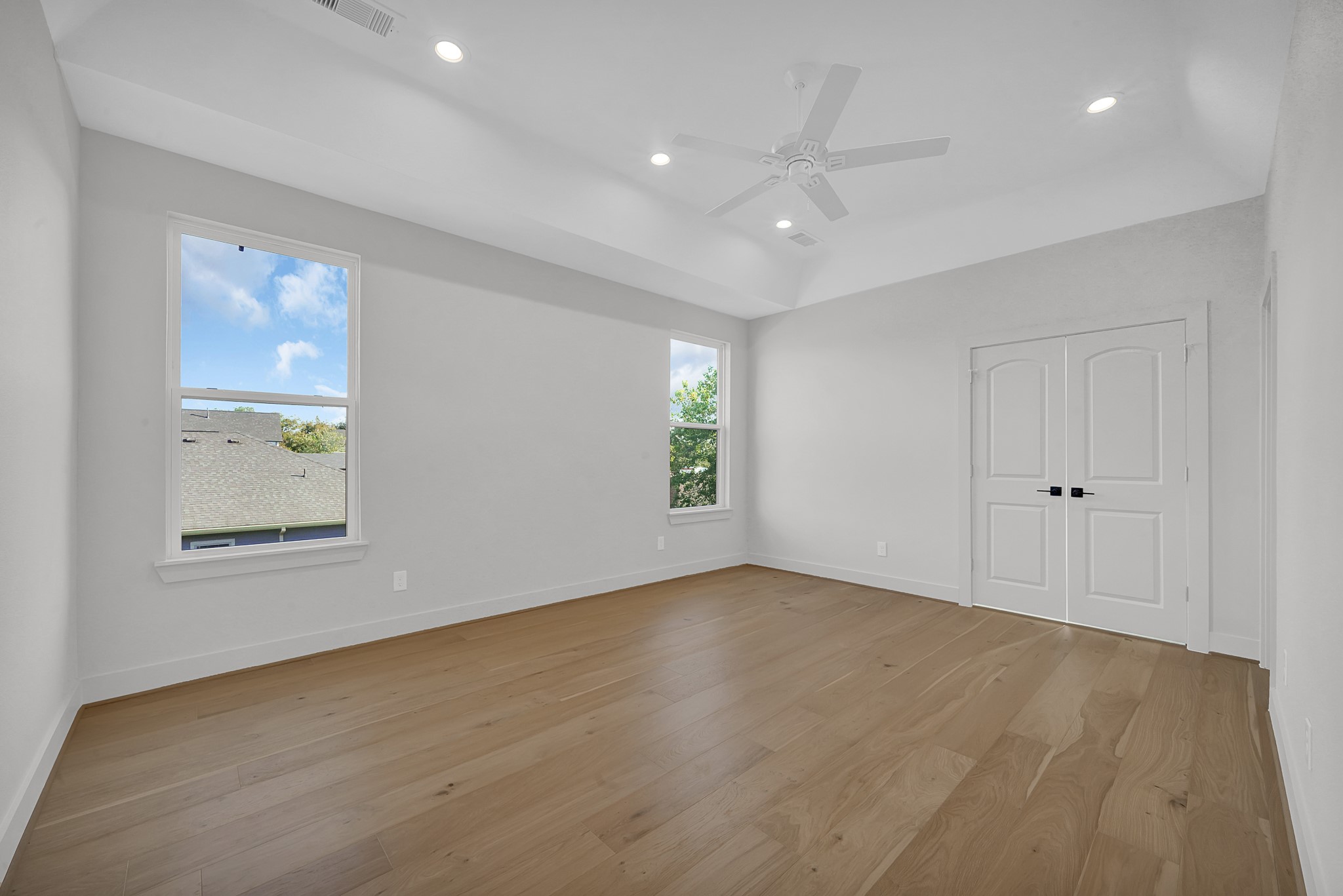 3630 Lydia Street Houston, TX 77021 - Photo 16 of 27 an empty room with windows and closet