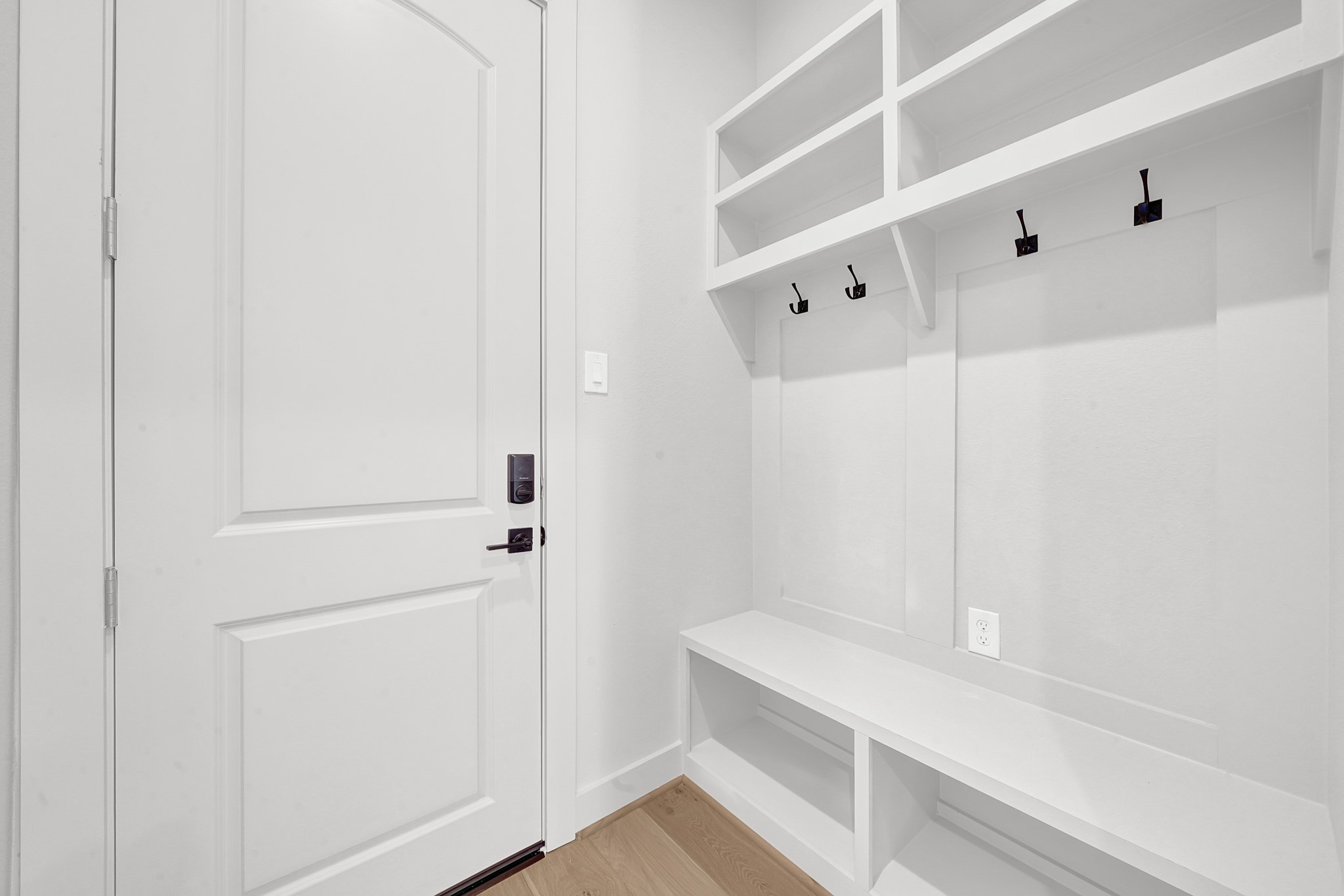 3630 Lydia Street Houston, TX 77021 - Photo 6 of 27 a bathroom with a bathtub